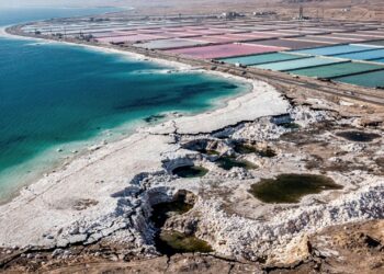 Eles planejam salvar um lago milenar através de um projeto que traz água do Mar Vermelho e transforma salmoura em vida no deserto