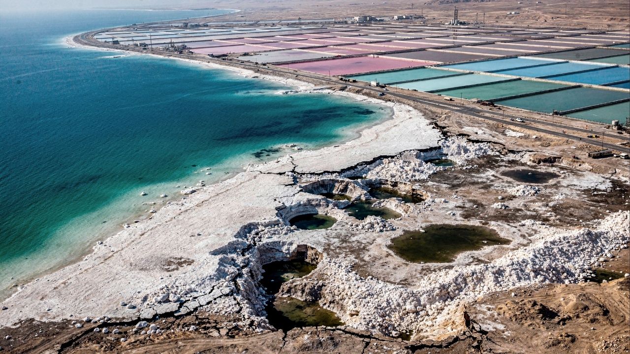 Eles planejam salvar um lago milenar através de um projeto que traz água do Mar Vermelho e transforma salmoura em vida no deserto
