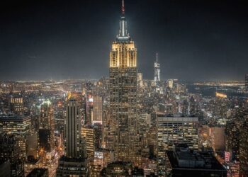 Com 381 metros de altura e 102 andares, o Empire State Building de 1931 tornou-se o maior símbolo de Nova York e um marco da engenharia mundial