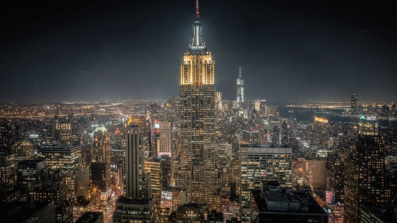 Com 381 metros de altura e 102 andares, o Empire State Building de 1931 tornou-se o maior símbolo de Nova York e um marco da engenharia mundial