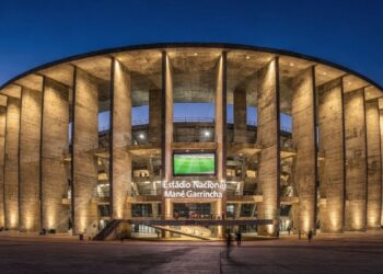 Com custo de R$ 1,9 bilhão e capacidade para 72 mil pessoas, o Estádio Mané Garrincha em Brasília tornou-se a arena mais cara da Copa do Mundo de 2014