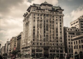 O primeiro arranha-céus de São Paulo causou tanto pânico de desabar que o seu criador construiu uma mansão no topo e foi morar lá para provar que a torre era segura