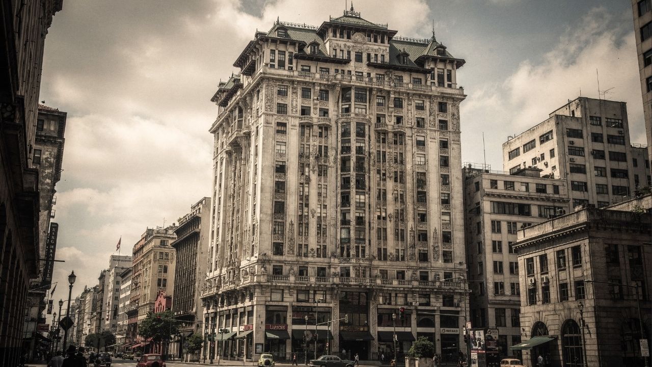 O primeiro arranha-céus de São Paulo causou tanto pânico de desabar que o seu criador construiu uma mansão no topo e foi morar lá para provar que a torre era segura