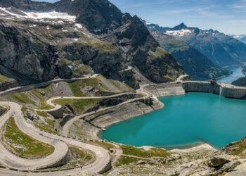 Rodovia na Suíça ganha fama por suas curvas a 2.164 m de altitude, pois o trajeto de 1894 entre geleiras, virou um marco da engenharia nos Alpes