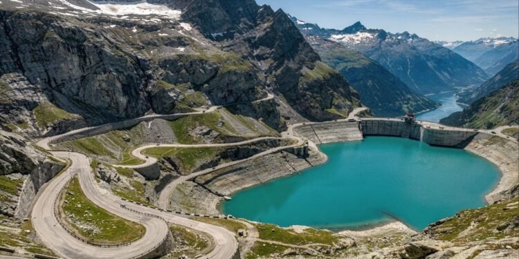 Rodovia na Suíça ganha fama por suas curvas a 2.164 m de altitude, pois o trajeto de 1894 entre geleiras, virou um marco da engenharia nos Alpes