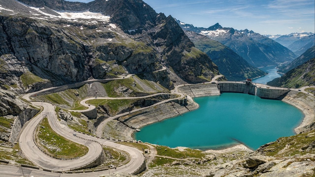 Rodovia na Suíça ganha fama por suas curvas a 2.164 m de altitude, pois o trajeto de 1894 entre geleiras, virou um marco da engenharia nos Alpes
