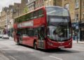 O gigante elétrico: Londres coloca nas ruas frota de ônibus de dois andares 100% elétricos que carregam em minutos e não poluem o ar