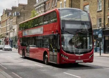 Ônibus elétricos londrinos unem design icônico zero emissões e tecnologia avançada