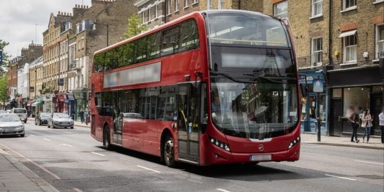 Ônibus elétricos londrinos unem design icônico zero emissões e tecnologia avançada