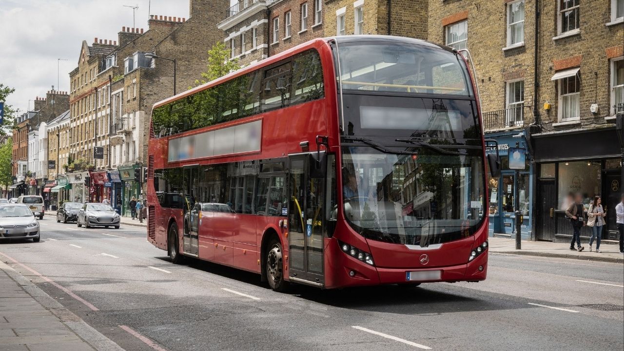 O gigante elétrico: Londres coloca nas ruas frota de ônibus de dois andares 100% elétricos que carregam em minutos e não poluem o ar