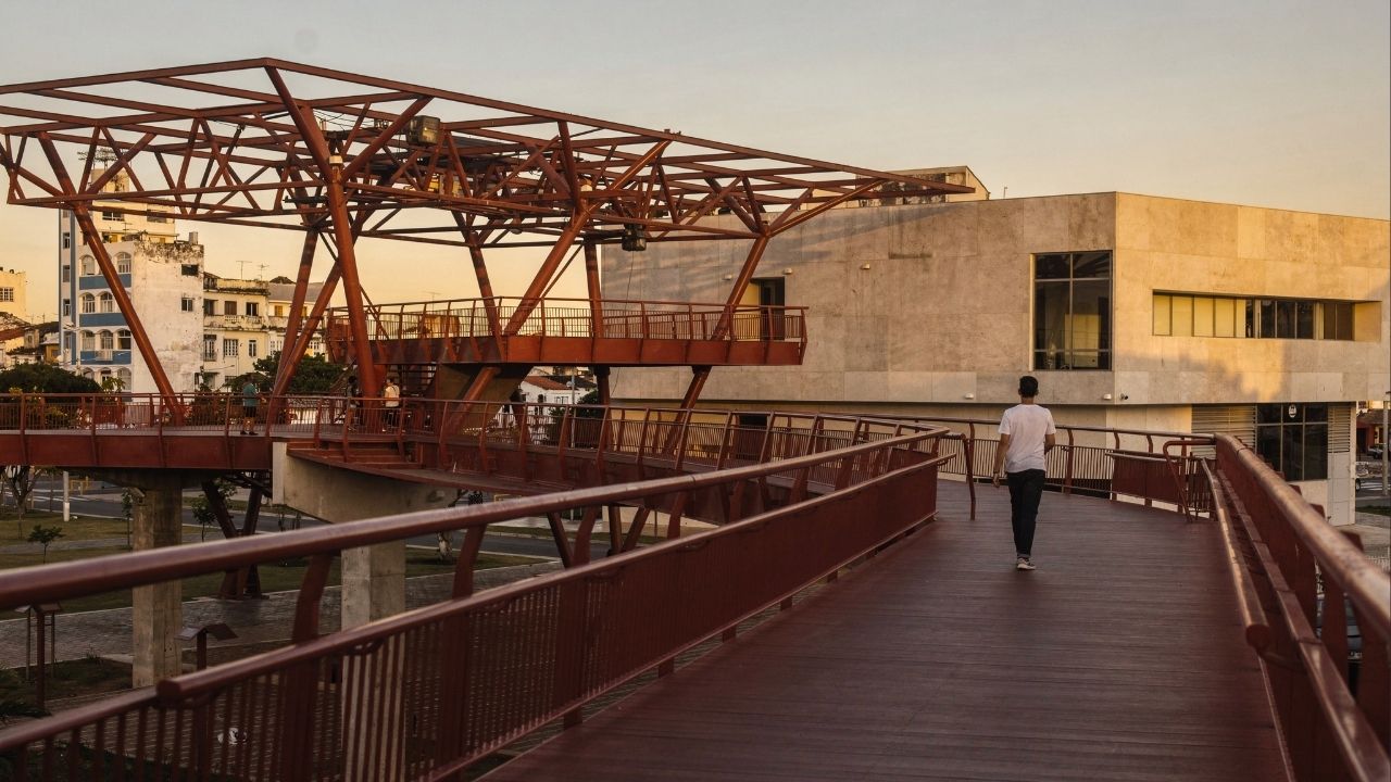 Com 30 mil metros quadrados de área e passarelas suspensas, o centro cultural de 1999 tornou-se o maior símbolo da arte e da história de Fortaleza