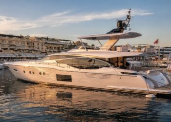 O casal que comprou um iate de luxo abandonado e em ruínas por um preço simbólico e passou dois anos restaurando cada detalhe à mão para criar uma mansão flutuante tecnológica que hoje vale milhões de dólares e viaja pelos oceanos mais bonitos