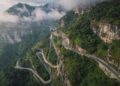 Rodovia na China ganha fama por suas 99 curvas, pois o trajeto de 11 km que sobe 1.100 metros virou a estrada mais sinuosa e impressionante da Ásia