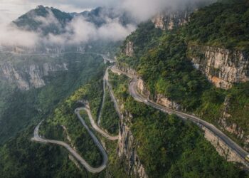 Rodovia na China ganha fama por suas 99 curvas, pois o trajeto de 11 km que sobe 1.100 metros virou a estrada mais sinuosa e impressionante da Ásia