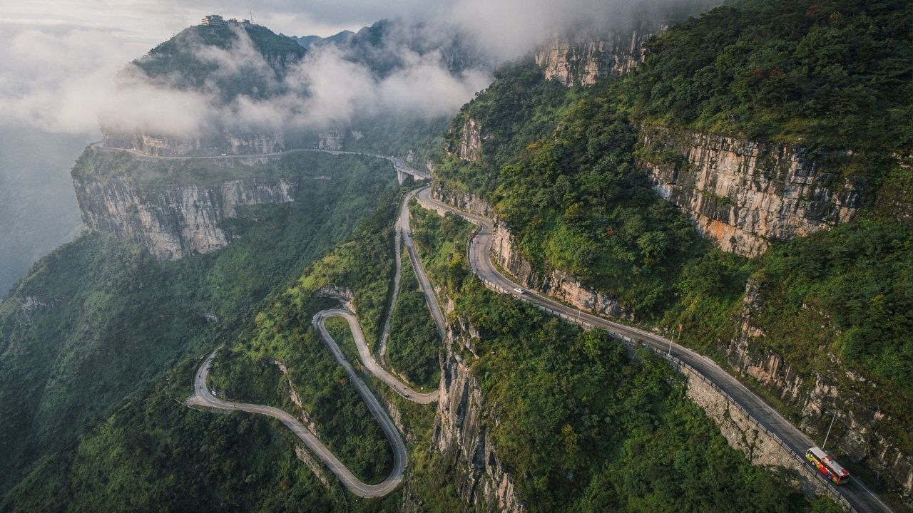 Rodovia na China ganha fama por suas 99 curvas, pois o trajeto de 11 km que sobe 1.100 metros virou a estrada mais sinuosa e impressionante da Ásia