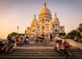 Com sua cúpula de 83 metros em travertino branco, a basílica de 1914 no topo de Montmartre tornou-se um dos marcos mais belos e visitados de Paris