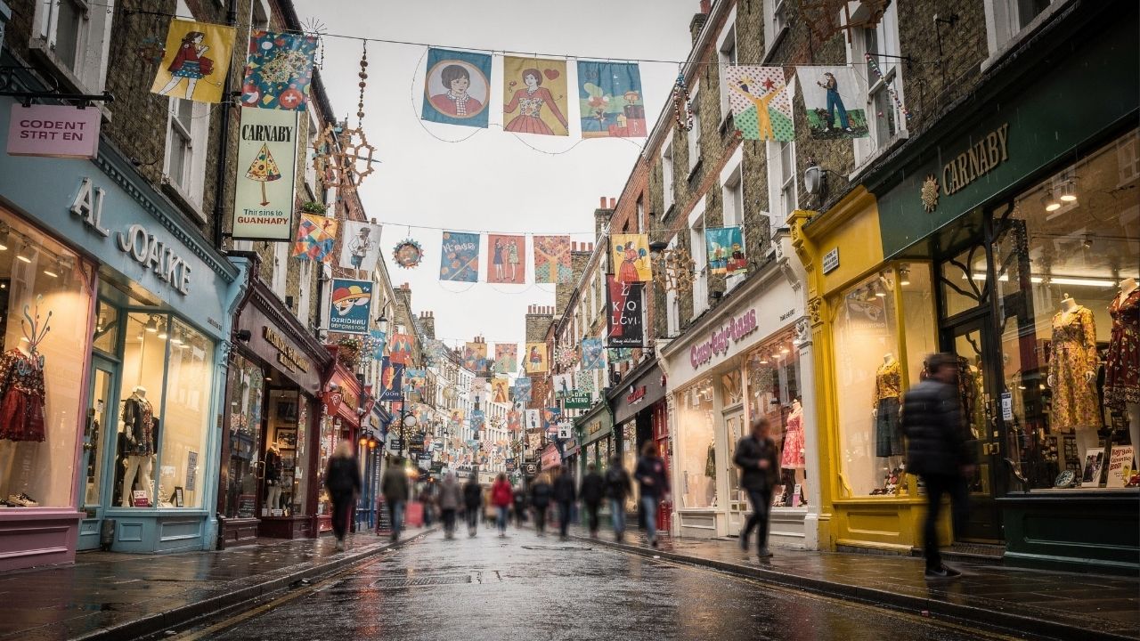 Rua de Londres ganha fama mundial pela moda, pois o trajeto do Soho nos anos 60 virou o coração da revolução cultural e do estilo jovem britânico