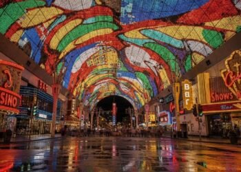 Rua de Las Vegas ganha fama por seu teto de LED, pois os 12,5 milhões de luzes no trajeto de 1905 viraram o maior show luminoso a céu aberto do mundo