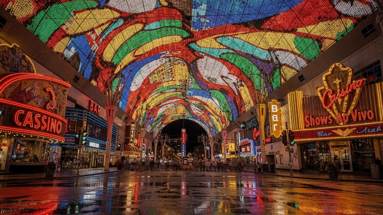 Rua de Las Vegas ganha fama por seu teto de LED, pois os 12,5 milhões de luzes no trajeto de 1905 viraram o maior show luminoso a céu aberto do mundo