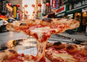 Eles vendem milhares de fatias por dia e criaram a pizza mais desejada de Nova York, com filas que dobram o quarteirão todas as semanas