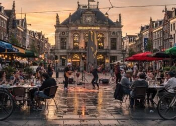 Praça em Amsterdã ganha fama pela cultura, pois o local de 1660 com seus teatros e cafés virou o ponto de encontro mais vibrante da Holanda