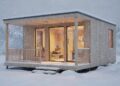 Eles provaram que uma casa de madeira barata pode ser aconchegante e construída em 10 dias mesmo no meio da neve
