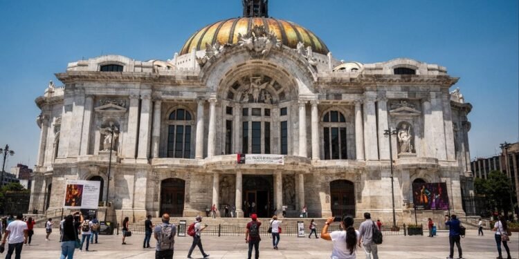 Com sua cúpula de bronze e mármores de Carrara, o palácio de 1934 em estilo Art Nouveau tornou-se o maior ícone da cultura e da arquitetura do México