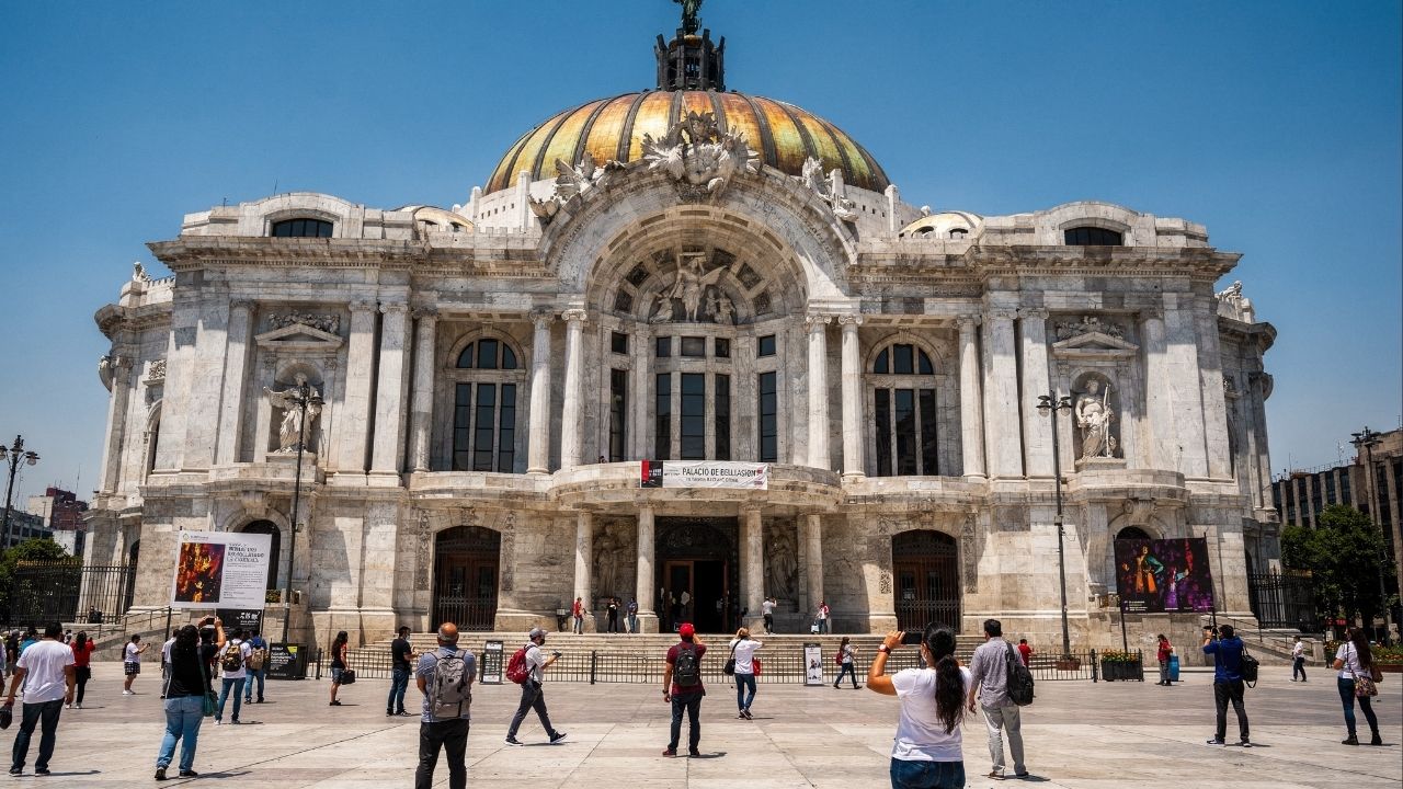 Com sua cúpula de bronze e mármores de Carrara, o palácio de 1934 em estilo Art Nouveau tornou-se o maior ícone da cultura e da arquitetura do México