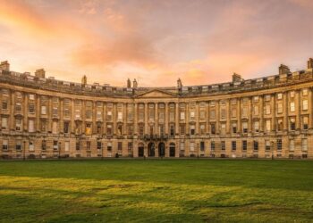 Rua na Inglaterra ganha fama por sua forma de meia-lua, pois o conjunto de 30 casas de 1767 em Bath virou o maior ícone da arquitetura georgiana