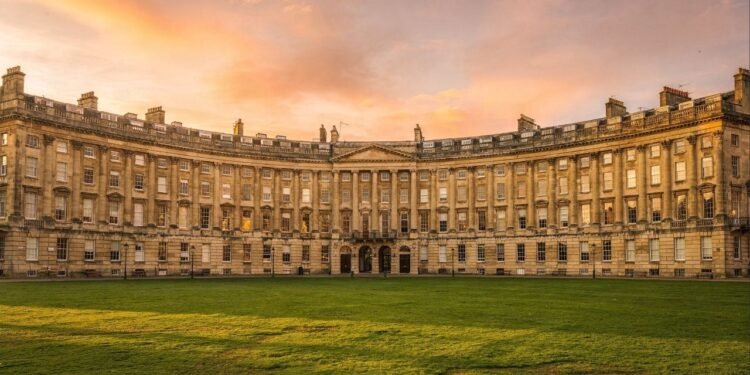 Rua na Inglaterra ganha fama por sua forma de meia-lua, pois o conjunto de 30 casas de 1767 em Bath virou o maior ícone da arquitetura georgiana