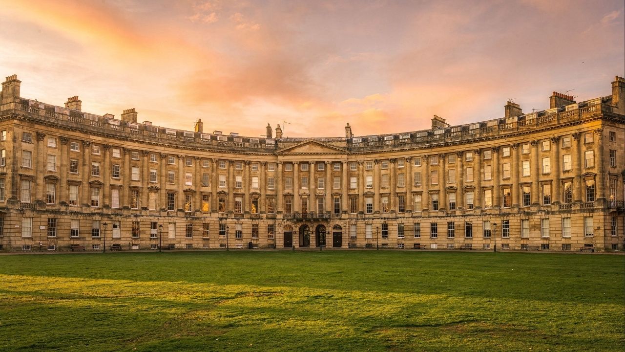 Rua na Inglaterra ganha fama por sua forma de meia-lua, pois o conjunto de 30 casas de 1767 em Bath virou o maior ícone da arquitetura georgiana