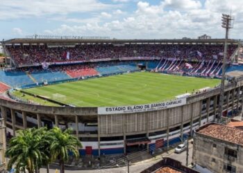 Com capacidade para 20 mil pessoas e inaugurado em 1918, o Estádio dos Aflitos tornou-se o maior ícone da tradição e da paixão alvirrubra em Recife