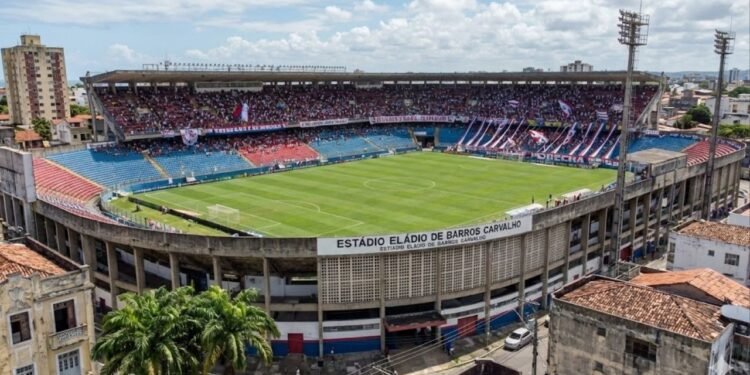 Com capacidade para 20 mil pessoas e inaugurado em 1918, o Estádio dos Aflitos tornou-se o maior ícone da tradição e da paixão alvirrubra em Recife