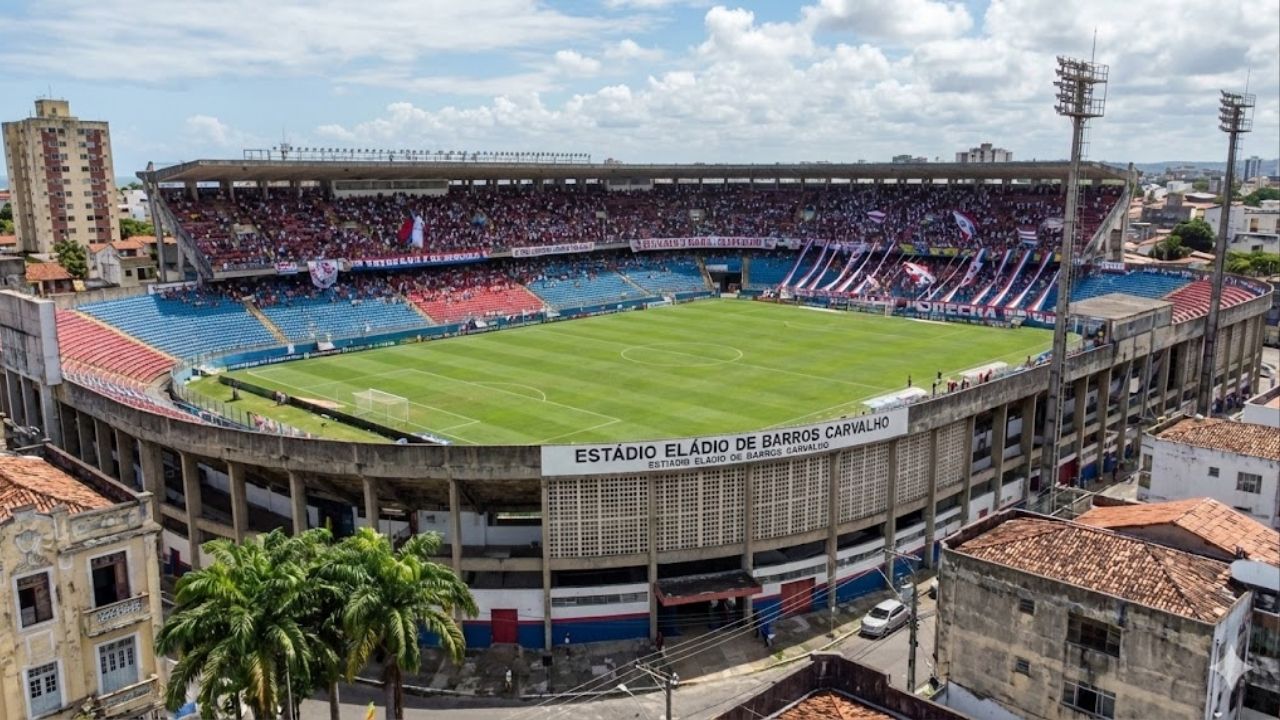 Com capacidade para 20 mil pessoas e inaugurado em 1918, o Estádio dos Aflitos tornou-se o maior ícone da tradição e da paixão alvirrubra em Recife
