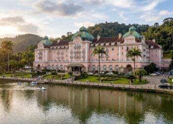 Com 50 mil metros quadrados e uma cúpula de 30 metros de altura, o palácio de 1944 em Petrópolis tornou-se o maior ícone do luxo e da hotelaria clássica do Brasil