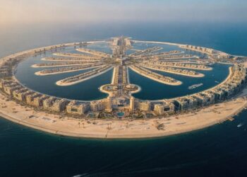 Com investimento de 12 bilhões de dólares, a maior ilha artificial do mundo foi construída com milhões de toneladas de areia e pedra e transformou o litoral de Dubai em um paraíso tecnológico