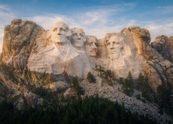 Com quatro rostos de 18 metros esculpidos em granito, o Monte Rushmore de 1941 tornou-se o maior monumento presidencial e ícone da história dos EUA