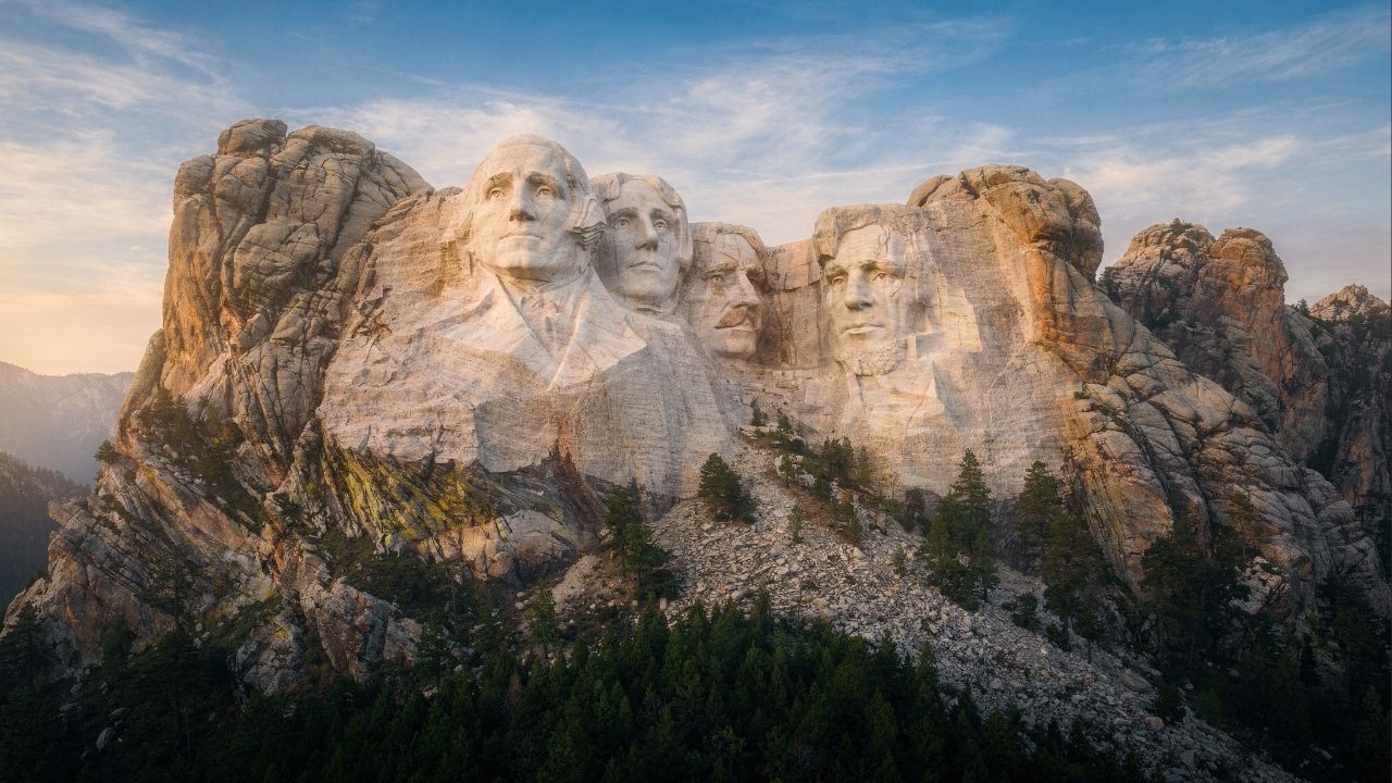 Com quatro rostos de 18 metros esculpidos em granito, o Monte Rushmore de 1941 tornou-se o maior monumento presidencial e ícone da história dos EUA