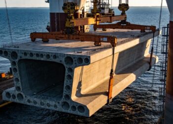 O maior túnel subaquático do mundo está sendo construído com peças que pesam mais de 70 mil toneladas e virou a maior conexão ferroviária da Europa ao unir dois países sob o mar