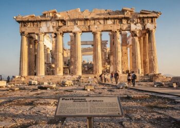 Com 46 colunas dóricas e construído em 447 a.C., o templo de mármore branco em Atenas tornou-se o maior símbolo da civilização e da arte grega
