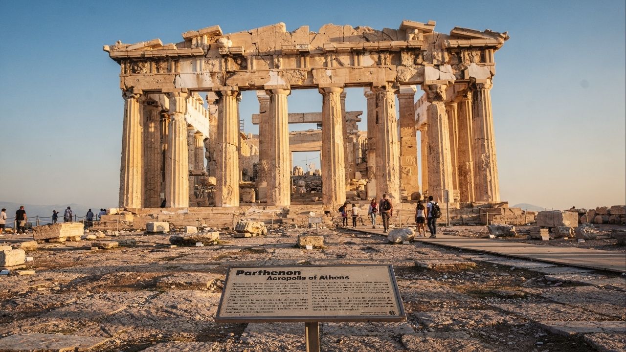 Com 46 colunas dóricas e construído em 447 a.C., o templo de mármore branco em Atenas tornou-se o maior símbolo da civilização e da arte grega