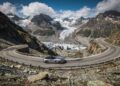 Estrada na Suíça ganha fama por suas curvas a 2.429 m de altitude, pois o trajeto de 1866 entre geleiras virou o cenário mais épico dos Alpes