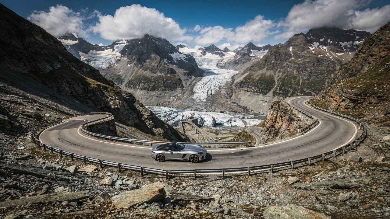 Estrada na Suíça ganha fama por suas curvas a 2.429 m de altitude, pois o trajeto de 1866 entre geleiras virou o cenário mais épico dos Alpes