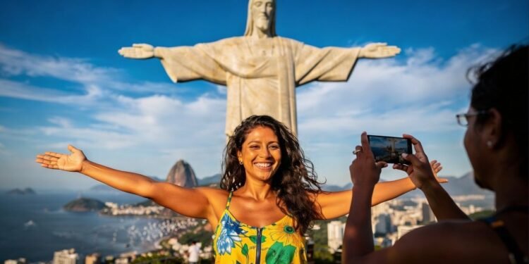 Com seus 38 metros de altura e 635 toneladas de concreto e pedra-sabão, o Cristo Redentor virou o maior símbolo do Brasil e uma maravilha do mundo