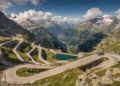 Estrada na Áustria ganha fama por suas 34 curvas em grampo, pois o trajeto de 22 km sobe a 2.032m de altitude, sendo a rota mais cênica dos Alpes