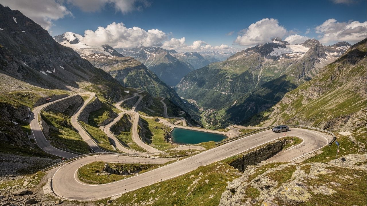 Estrada na Áustria ganha fama por suas 34 curvas em grampo, pois o trajeto de 22 km sobe a 2.032m de altitude, sendo a rota mais cênica dos Alpes