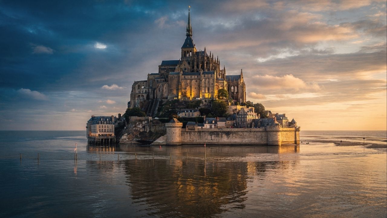 Com sua abadia medieval situada em uma ilha rochosa, a estrutura de 708 tornou-se um dos maiores símbolos da história e do turismo da França