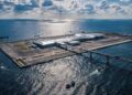 Com custo de US$ 20 bilhões e construído sobre uma ilha artificial, o Aeroporto de Kansai virou o maior marco da engenharia japonesa sobre o mar