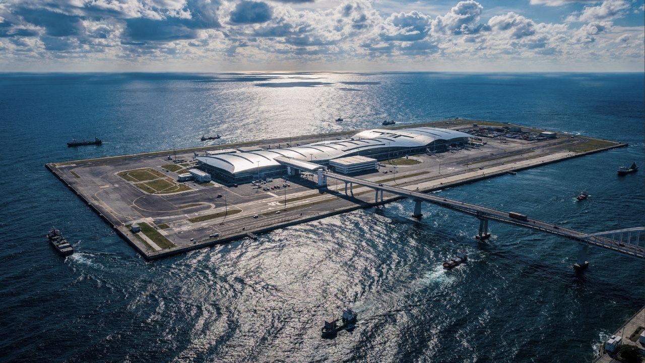 Com custo de US$ 20 bilhões e construído sobre uma ilha artificial, o Aeroporto de Kansai virou o maior marco da engenharia japonesa sobre o mar