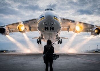 Este gigante dos céus, com 6 motores e 88 metros de envergadura, podia carregar 250 toneladas e tornou-se a maior e mais pesada aeronave já feita